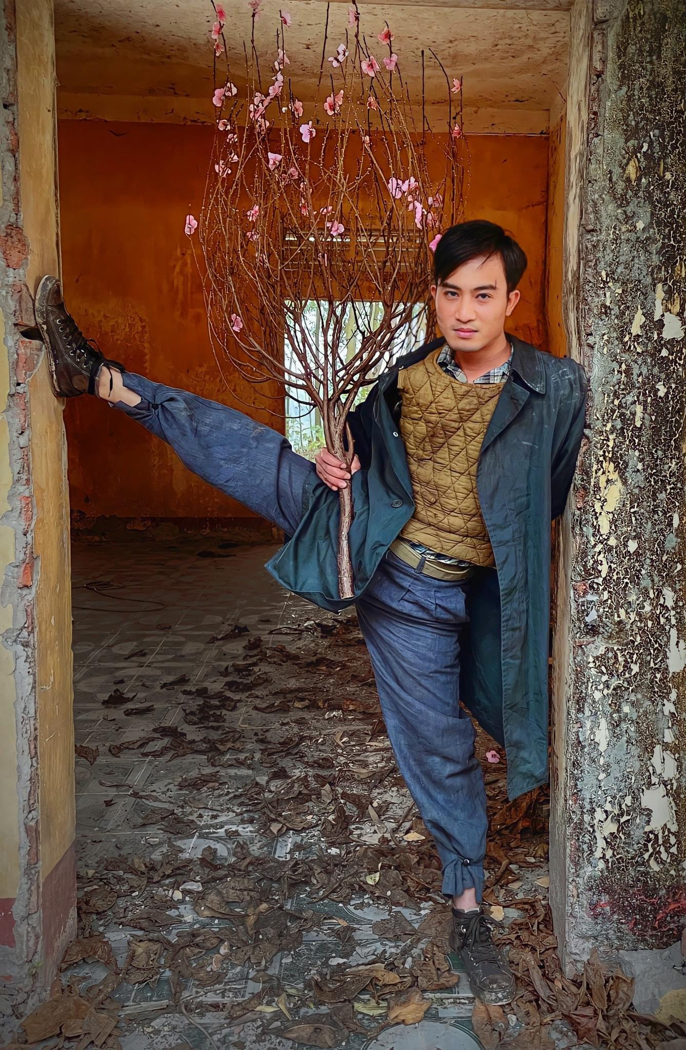 Nam diễn viên khoe cành đào một cách độc lạ. Nam diễn viên khoe cành đào một cách độc lạ.