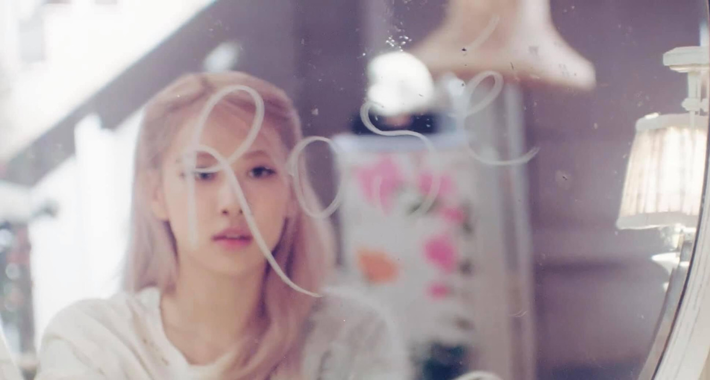 May mà Rosé có một căn lều để giữ ấm May mà Rosé có một căn lều để giữ ấm