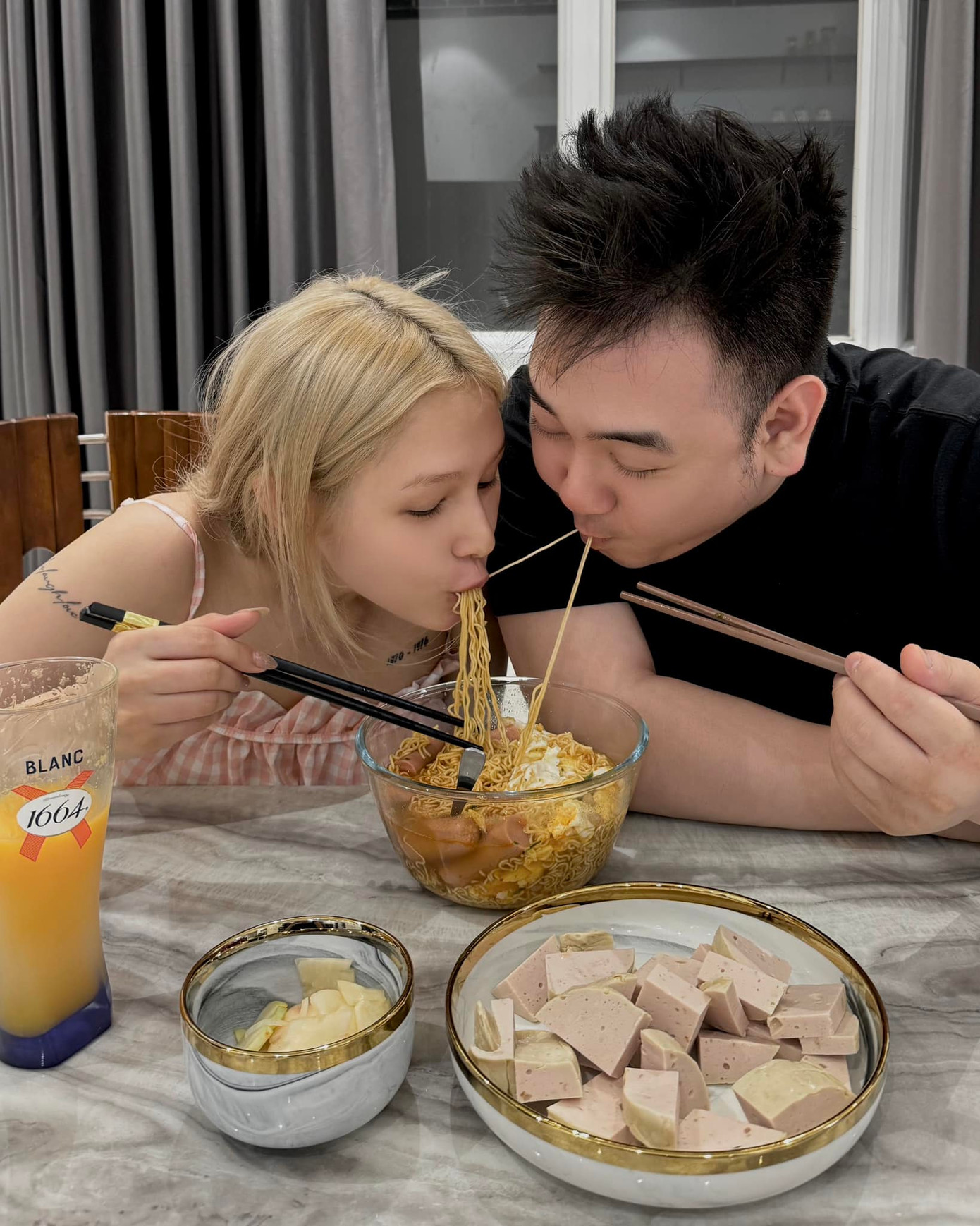 Xoài Non luôn khẳng định cô không ăn bám chồng, vẫn cố gắng tự kiếm tiền. Xoài Non luôn khẳng định cô không ăn bám chồng, vẫn cố gắng tự kiếm tiền.