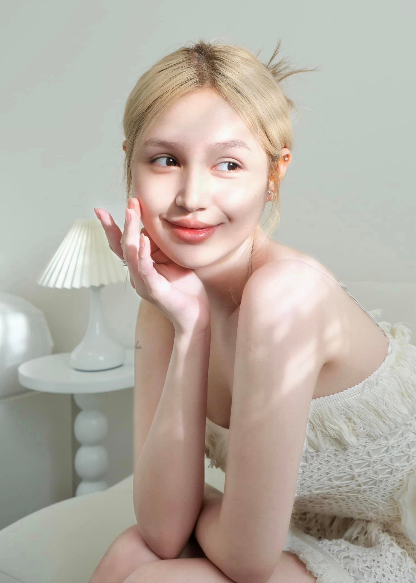 Cô chăm chỉ làm mẫu ảnh, livestream bán hàng để tự nuôi bản thân và gia đình. Cô chăm chỉ làm mẫu ảnh, livestream bán hàng để tự nuôi bản thân và gia đình.