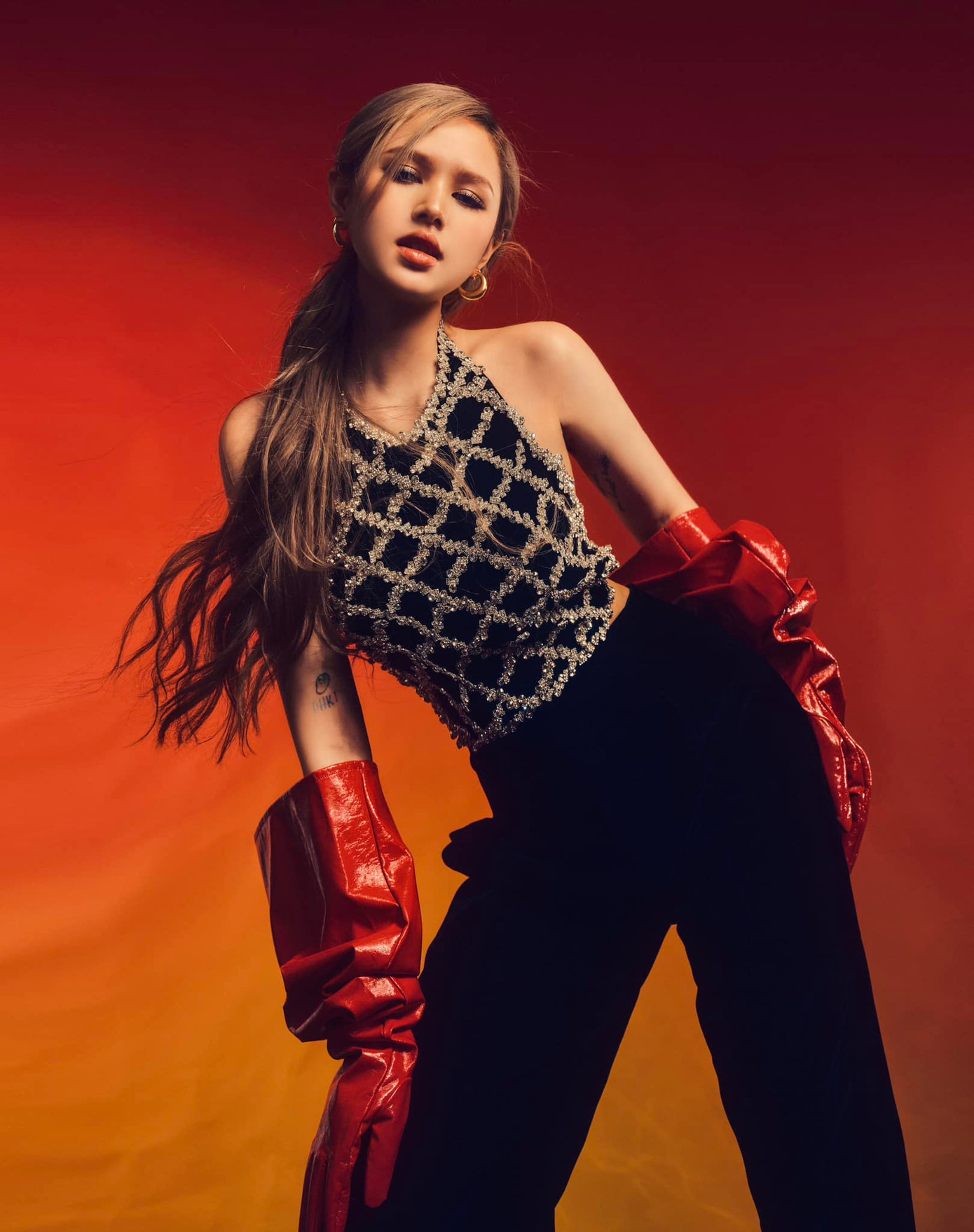 Cô chăm chỉ làm mẫu ảnh, livestream bán hàng để tự nuôi bản thân và gia đình. Cô chăm chỉ làm mẫu ảnh, livestream bán hàng để tự nuôi bản thân và gia đình.