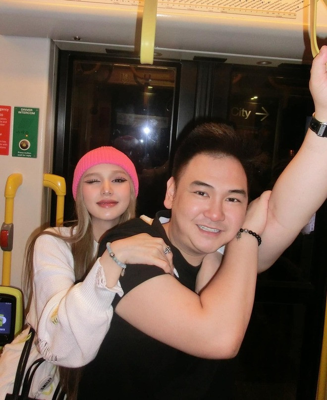 Nhiều người tò mò vì sao đến bây giờ Xoài Non và Xemesis mới xác nhận đã ly hôn. Nhiều người tò mò vì sao đến bây giờ Xoài Non và Xemesis mới xác nhận đã ly hôn.