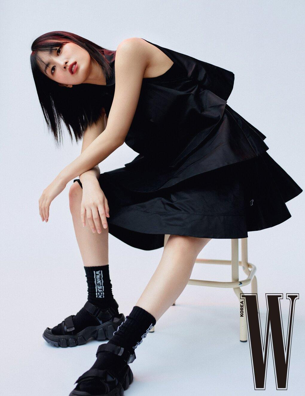 Momo cũng có bộ ảnh riêng trên tạp chí W