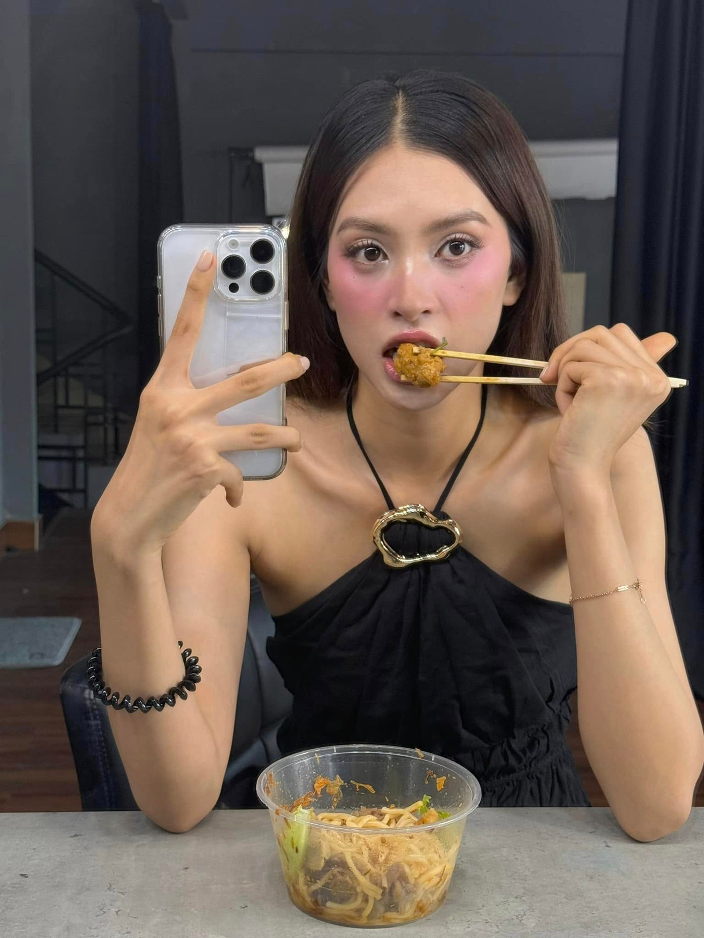 Tiểu Vy thường chỉ trang điểm nhẹ nhàng khi tham gia show thực tế. Tiểu Vy thường chỉ trang điểm nhẹ nhàng khi tham gia show thực tế.