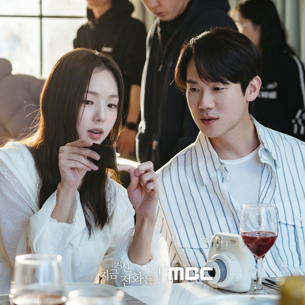 Ở hậu trường, hai diễn viên rất thân thiết.