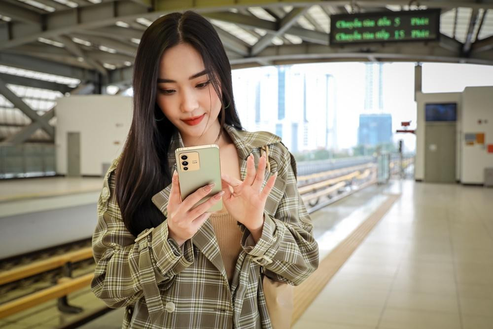 Chiếc điện thoại vivo V23 5G vàng ánh dương mang đến cho những “cô gái vàng” những bức ảnh đẹp tự nhiên nhưng vẫn đậm cá tính.