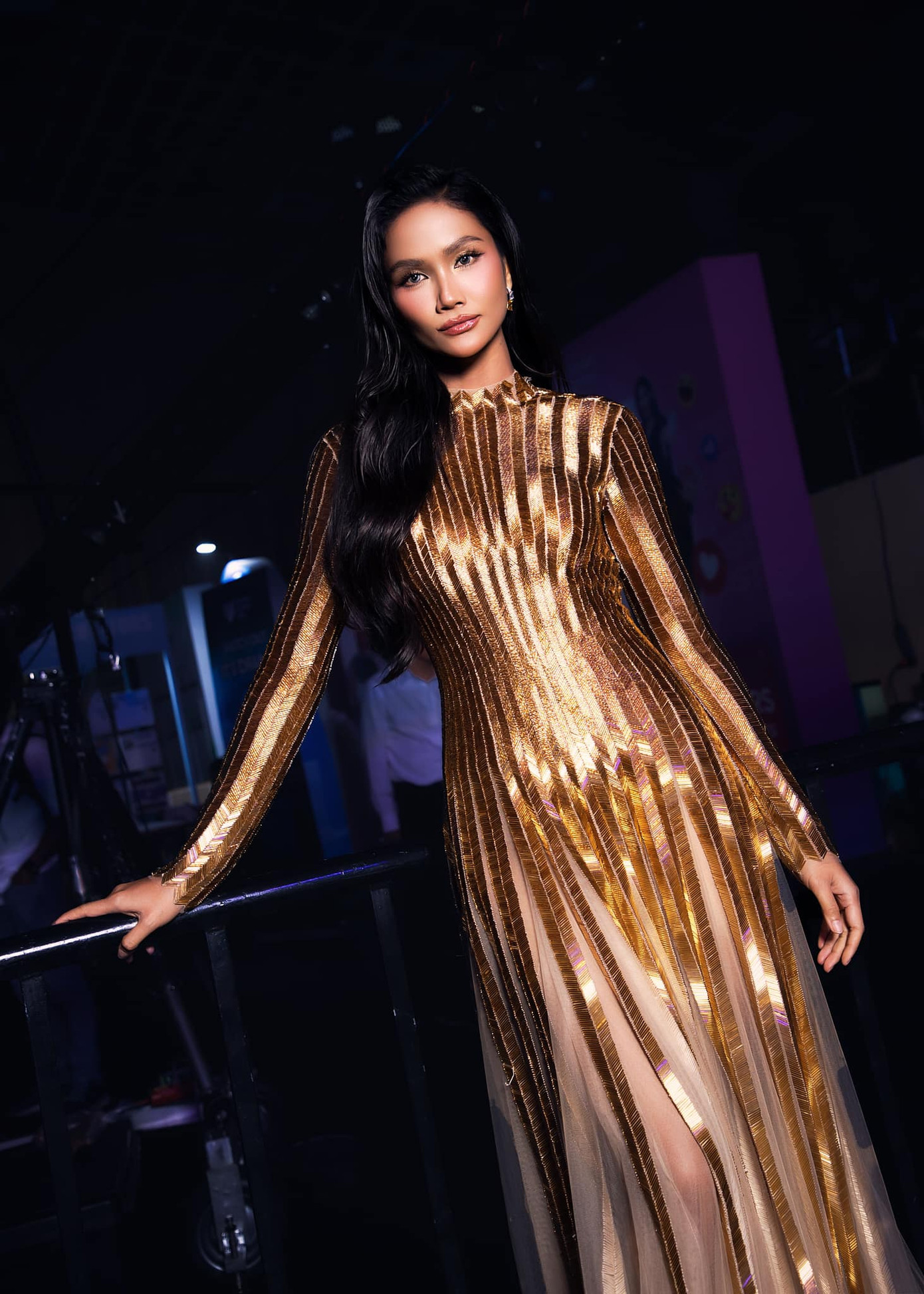 Hoa hậu Thùy Tiên vướng tranh cãi với Hoa hậu H'Hen Niê. Hoa hậu Thùy Tiên vướng tranh cãi với Hoa hậu H'Hen Niê.