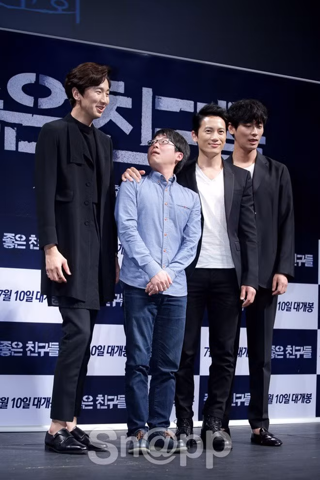 Lee Kwang Soo xưa nay nổi tiếng ở showbiz với chiều cao rất đáng nể.