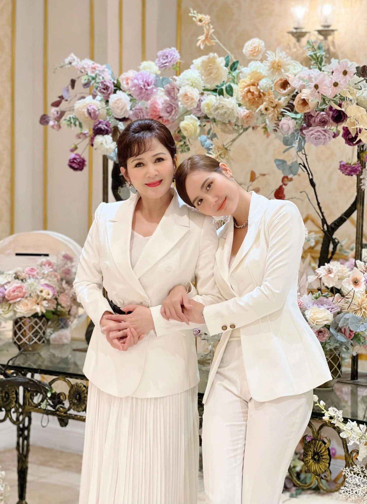 NSND Minh Hòa và Huyền Lizzie có gương mặt giống nhau