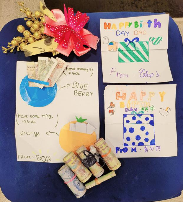 Quà sinh nhật siêu thiết thực mà hai con tặng cho Mạnh Trường. Quà sinh nhật siêu thiết thực mà hai con tặng cho Mạnh Trường.