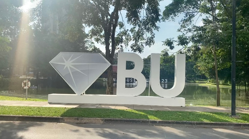 Hình ảnh BU xanh cạnh chiếc hồ giữa khuôn viên trường.