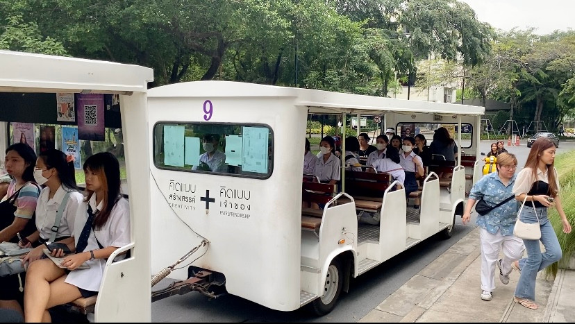 Xe điện đưa đón sinh viên trong khuôn viên trường.
