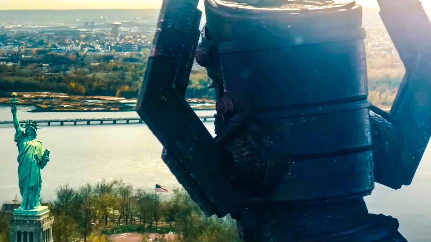"Kẻ ăn hành tinh" Galactus chỉ xuất hiện thấp thoáng trong trailer.