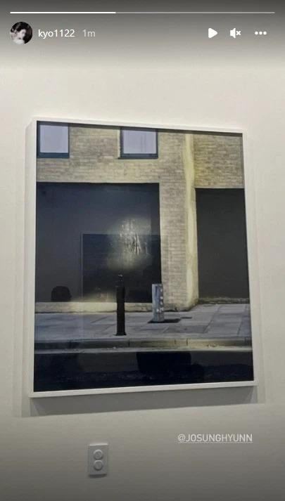 Song Hye Kyo đi xem triển lãm vào ngày Hyun Bin kết hôn. Song Hye Kyo đi xem triển lãm vào ngày Hyun Bin kết hôn.