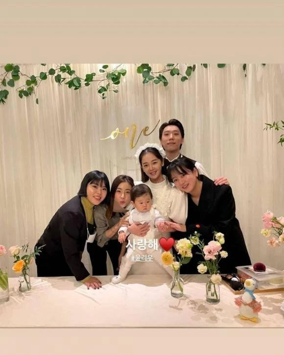 Kang So Ra bị nghi khoe ảnh con đầu lòng. Kang So Ra bị nghi khoe ảnh con đầu lòng.