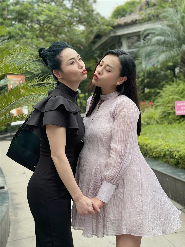 Lần này nữ diễn viên mang bầu thật trên phim. Lần này nữ diễn viên mang bầu thật trên phim.