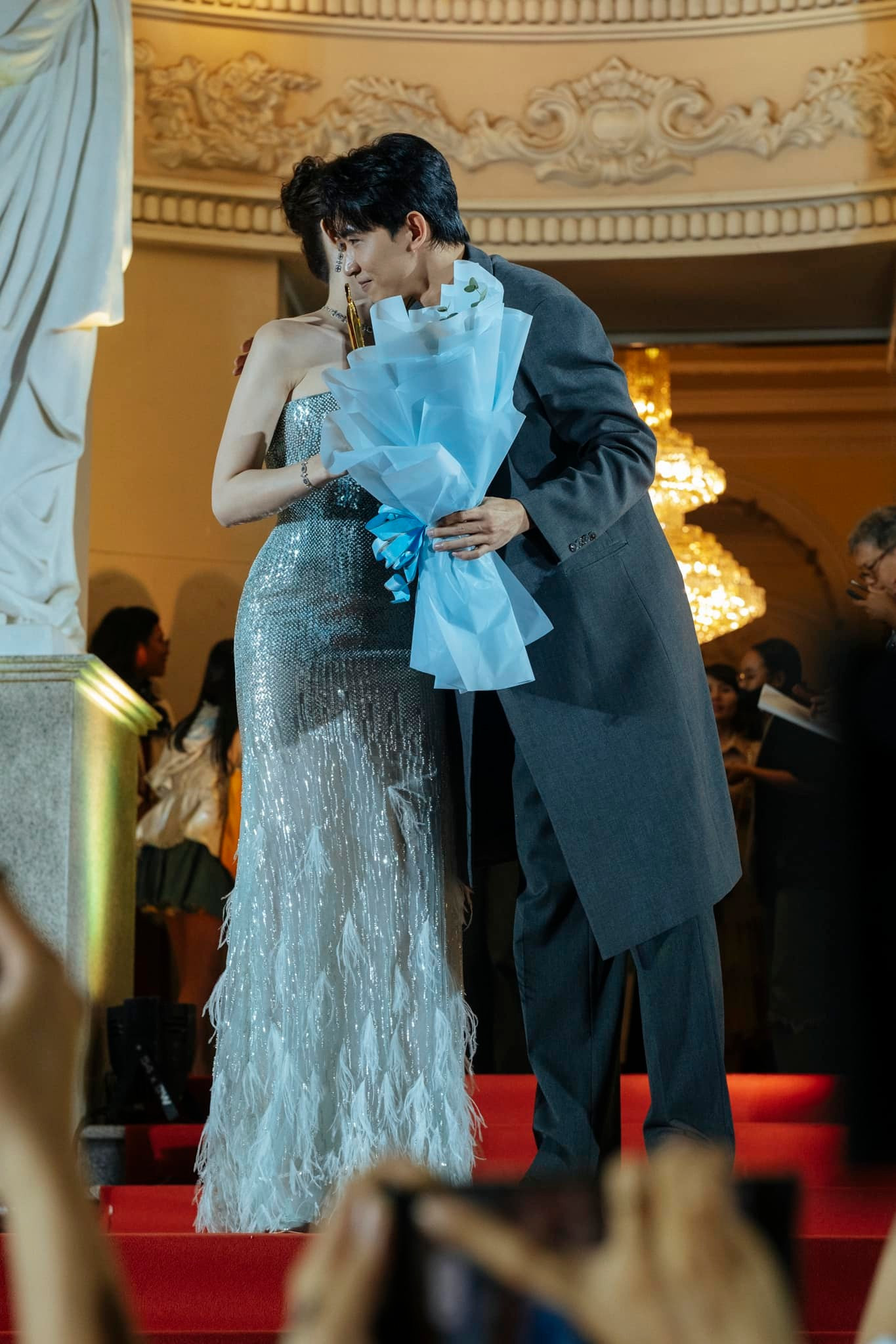 Cặp đôi luôn thân thiết trong các sự kiện.