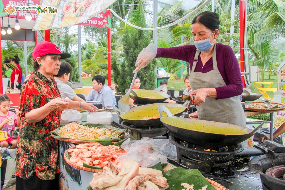 Trải nghiệm xem biểu diễn và thưởng thức bánh xèo, bánh bò… chế biến tại chỗ.