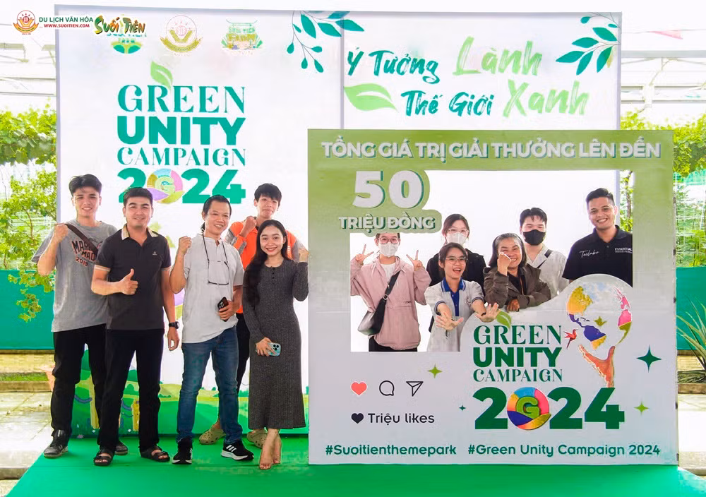 Các thí sinh tham gia hào hứng chờ đến Lễ trao giải Hội thi Green Unity Campaign vào ngày 9/6/2024.