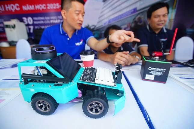 Rất nhiều hoạt động sôi nổi đang diễn ra tại ngày hội. Rất nhiều hoạt động sôi nổi đang diễn ra tại ngày hội.