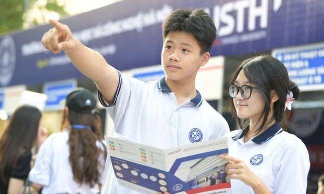 Hơn 5000 bạn trẻ đến với Ngày hội tuyển sinh khối các ngành Khoa học và Công nghệ. Hơn 5000 bạn trẻ đến với Ngày hội tuyển sinh khối các ngành Khoa học và Công nghệ.