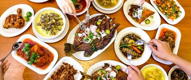 HJH Maimunah chuyên về các món nasi padang (cơm ăn kèm với các món khác nhau). Hãy đi nhóm đông người để tận hưởng món roti prata (bánh mì dẹt Nam Ấn), murtabak (bánh mì chiên nhồi thịt và trứng) hay gà nướng Sundan ngon ngọt v.v. HJH Maimunah chuyên về các món nasi padang (cơm ăn kèm với các món khác nhau). Hãy đi nhóm đông người để tận hưởng món roti prata (bánh mì dẹt Nam Ấn), murtabak (bánh mì chiên nhồi thịt và trứng) hay gà nướng Sundan ngon ngọt v.v.