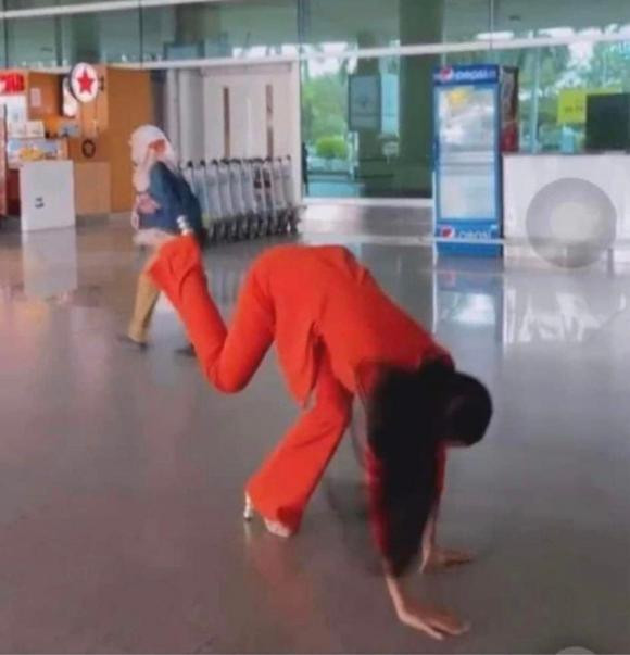 Hoa hậu Ngọc Châu còn hài hước lộn nhào để chào đón Kim Duyên. Ảnh: Ngoisao.net