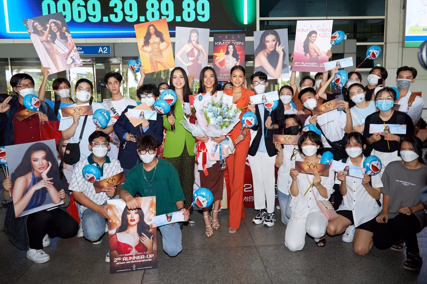 Người hâm mộ mang bóng bay Doraemon ra đón Kim Duyên về nước