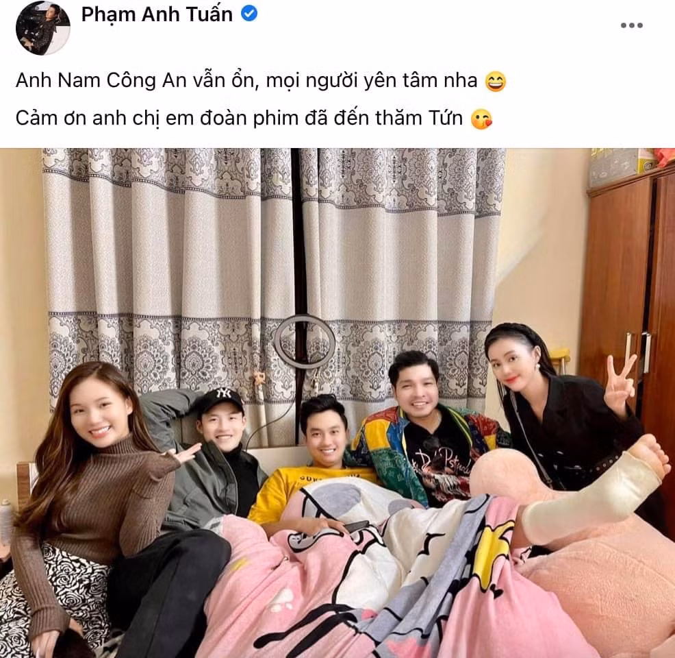 Nam diễn viên đang phải bó bột vì chấn thương