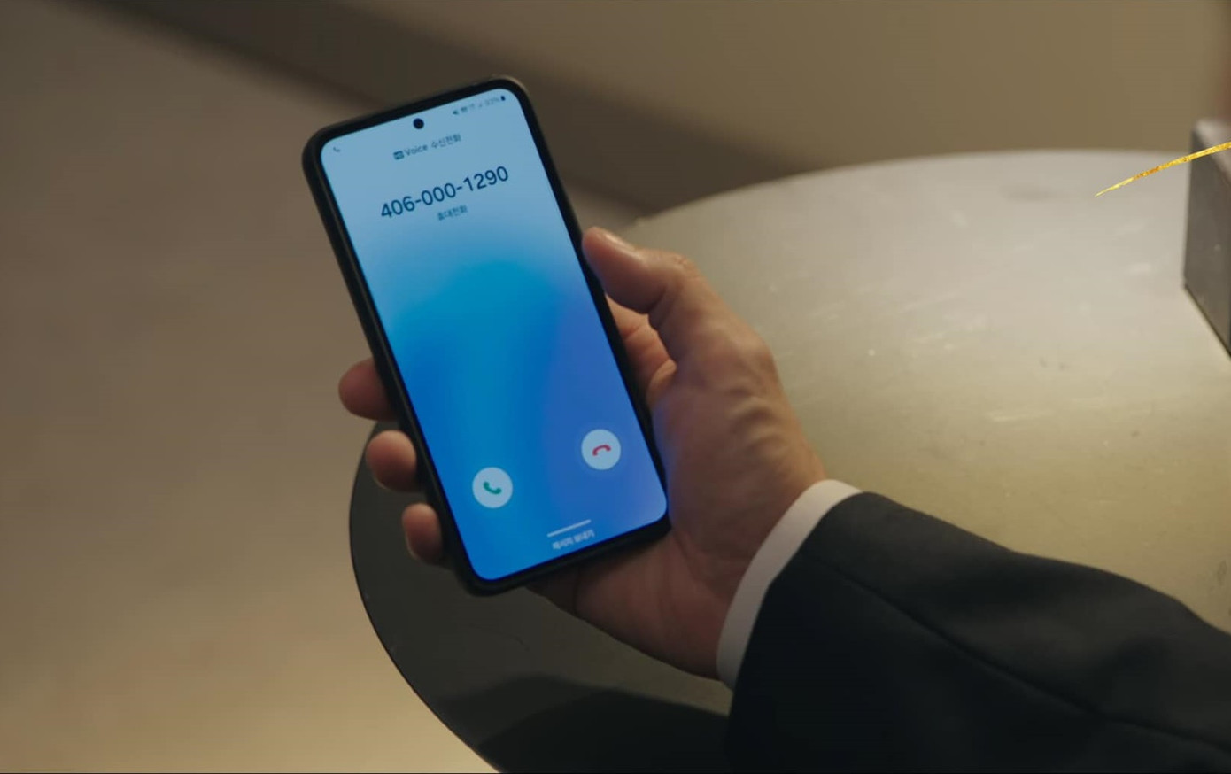 Điện thoại của Sa Eon luôn đầy pin để chờ cuộc gọi quan trọng.