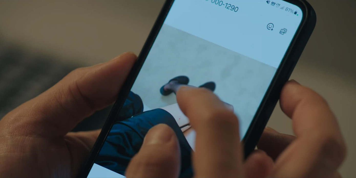 Điện thoại của Sa Eon luôn đầy pin để chờ cuộc gọi quan trọng.