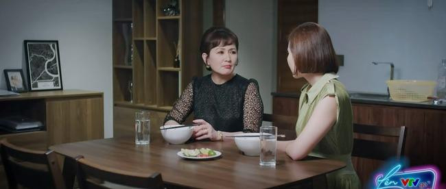 Bà Nhung vẫn muốn Vân Trang đóng kịch trước mặt ông Long Bà Nhung vẫn muốn Vân Trang đóng kịch trước mặt ông Long