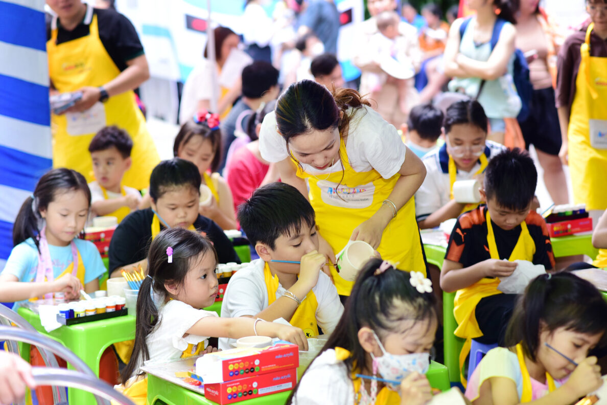 Các em thiếu nhi tham gia Workshop “Gieo mầm” vẽ trang trí chậu cây bằng màu Acrylic của COLOKIT tại sự kiện Kids fest.