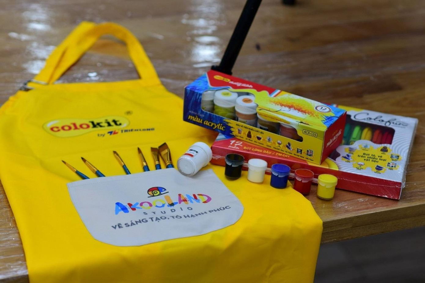 Bộ dụng cụ và màu sắc COLOKIT dành cho người tham dự workshop.