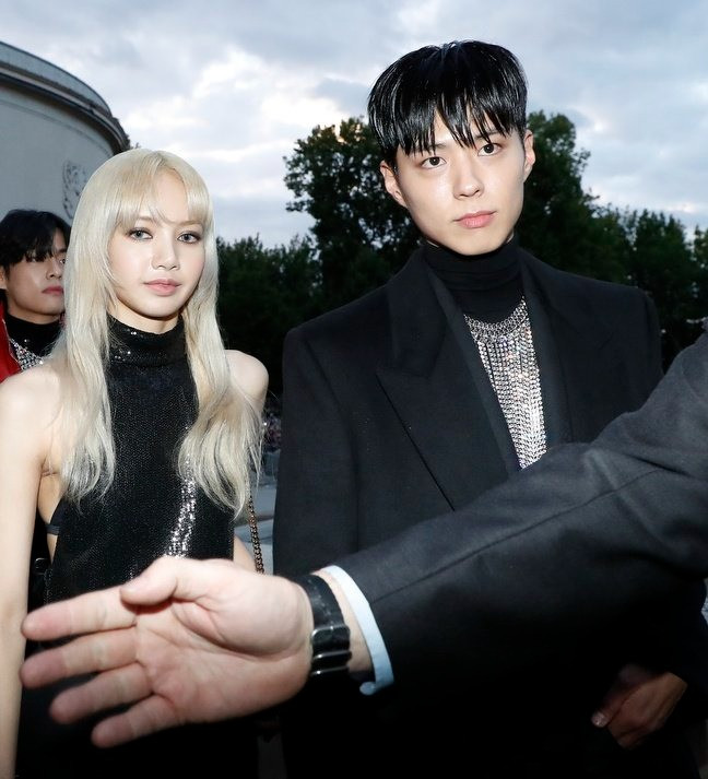 Truyền thông Hàn tiết lộ Lisa và Park Bo Gum đang là bạn bè thân thiết mà thôi.