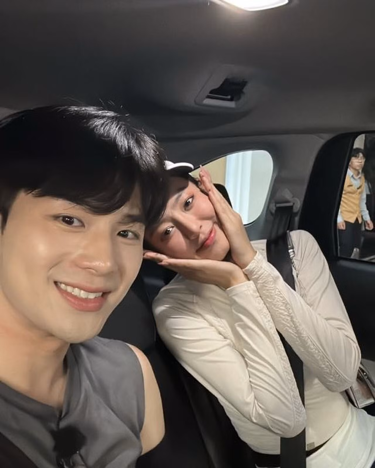 Hai người vẫn thân thiết sau khi show kết thúc.