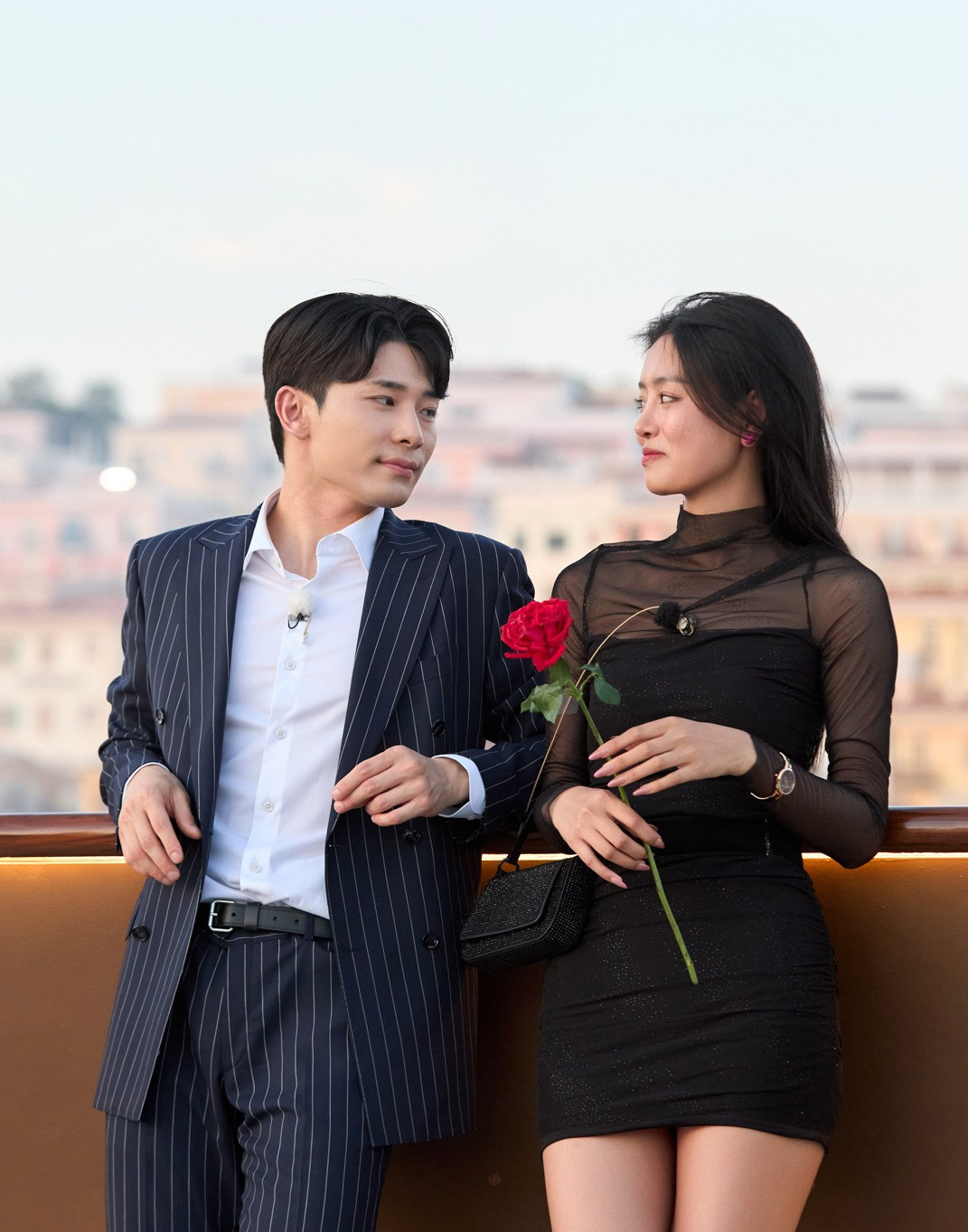 Hai người vẫn thân thiết sau khi show kết thúc. Hai người vẫn thân thiết sau khi show kết thúc.