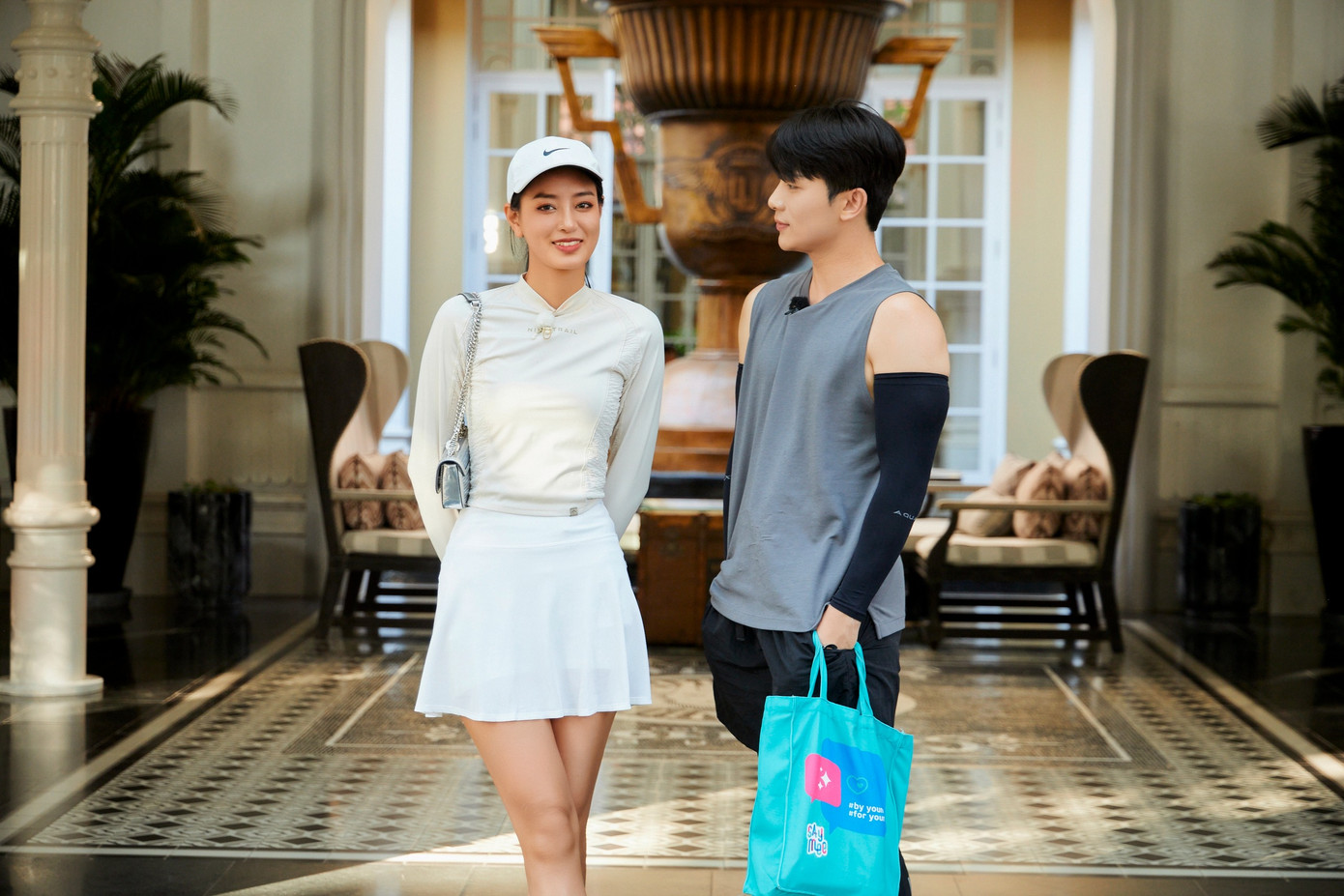 Bùi Khánh Linh bị một bộ phận netizen chỉ trích là lợi dụng tình cảm của Minuk. Bùi Khánh Linh bị một bộ phận netizen chỉ trích là lợi dụng tình cảm của Minuk.