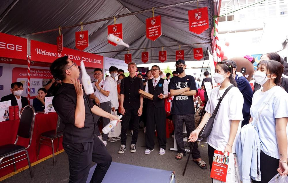 Các bạn sinh viên nhóm ngành Nhà hàng - Khách sạn, một trong những nhóm ngành đào tạo cốt lõi tại Nova College, cũng “chiêu đãi” đàn em tương lai bằng phần biểu diễn bartender đầy sáng tạo và thu hút.