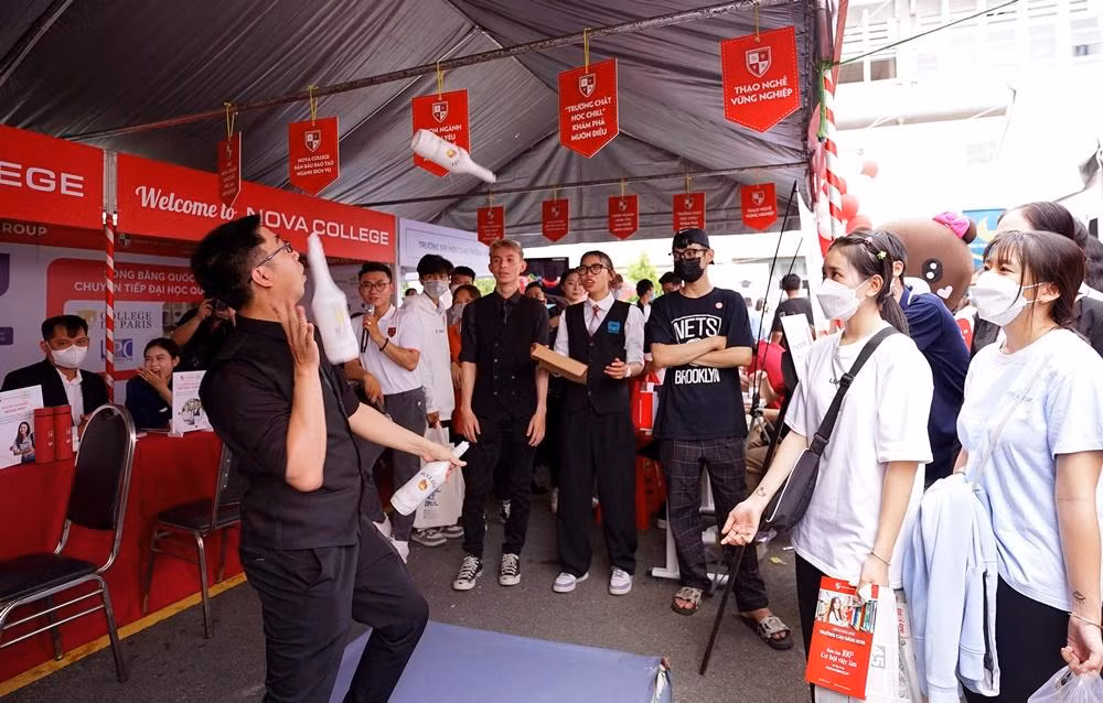 Các bạn sinh viên nhóm ngành Nhà hàng - Khách sạn, một trong những nhóm ngành đào tạo cốt lõi tại Nova College, cũng “chiêu đãi” đàn em tương lai bằng phần biểu diễn bartender đầy sáng tạo và thu hút.