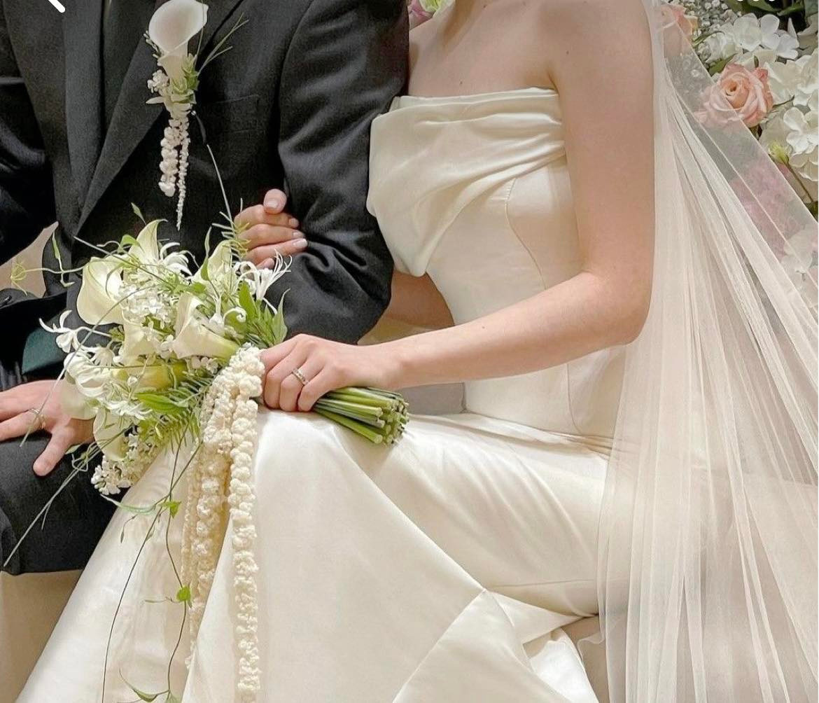 Nam Em bất ngờ khoe ảnh cưới khiến mọi người tưởng cô sắp lên xe hoa. Nam Em bất ngờ khoe ảnh cưới khiến mọi người tưởng cô sắp lên xe hoa.