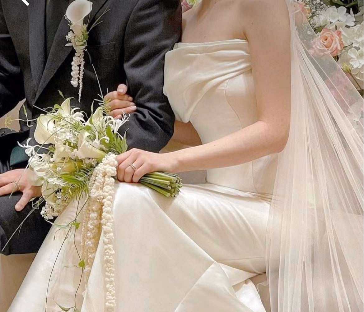 Nam Em bất ngờ khoe ảnh cưới khiến mọi người tưởng cô sắp lên xe hoa.