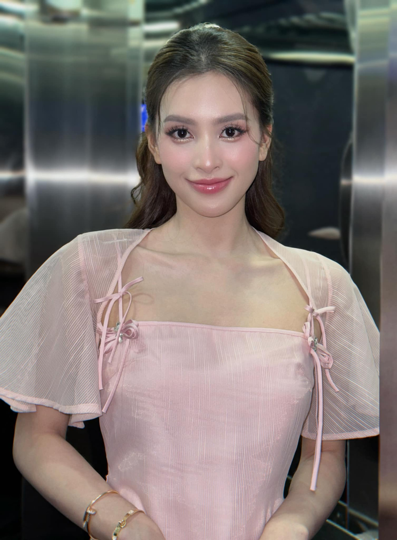 Tuy nhiên, nàng hậu vẫn tiết lộ rằng mình đang độc thân. Tuy nhiên, nàng hậu vẫn tiết lộ rằng mình đang độc thân.