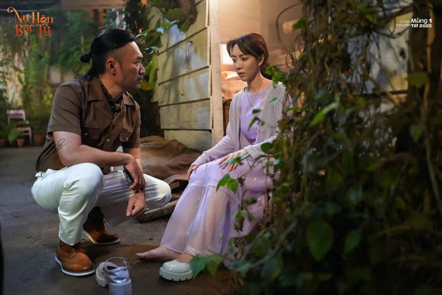 Bộ Tứ Báo Thủ và Nụ Hôn Bạc Tỷ so kè quyết liệt ngoài rạp. Bộ Tứ Báo Thủ và Nụ Hôn Bạc Tỷ so kè quyết liệt ngoài rạp.