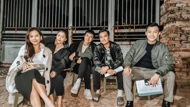 Nam diễn viên vẫn quay phim với chân trái bó bột Nam diễn viên vẫn quay phim với chân trái bó bột