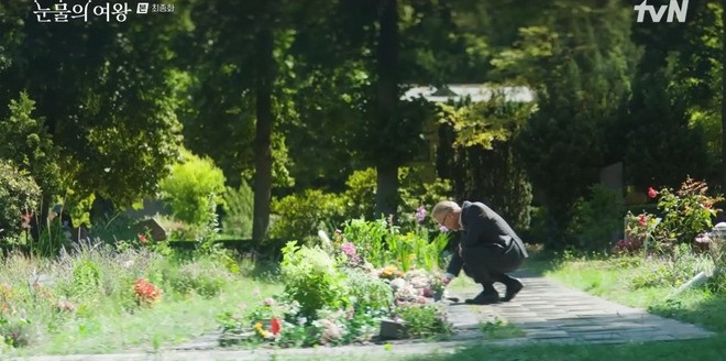 Hóa ra Hae In đã nhìn thấy Hyun Woo của nhiều năm sau.