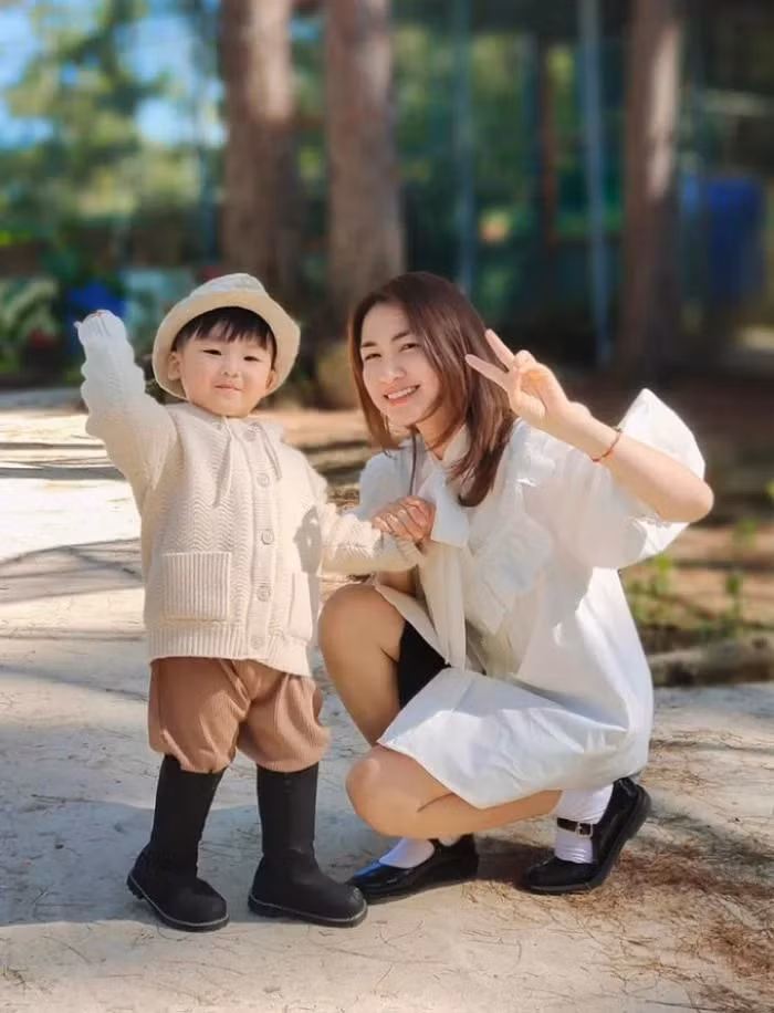 Hòa Minzy thường xuyên chia sẻ những khoảnh khắc hạnh phúc với con trai.
