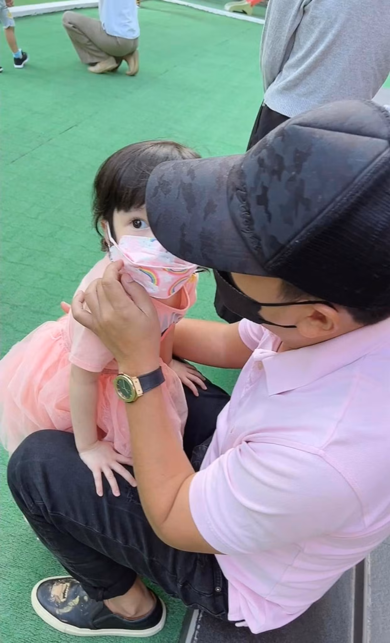 Ban đầu, cả hai vẫn giấu kín con gái trước công chúng.