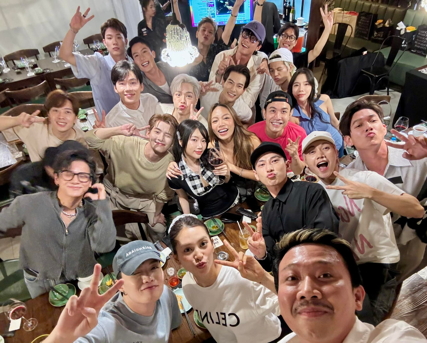 Tiểu Vy đi ăn cùng nhóm bạn thân của Trấn Thành. Tiểu Vy đi ăn cùng nhóm bạn thân của Trấn Thành.