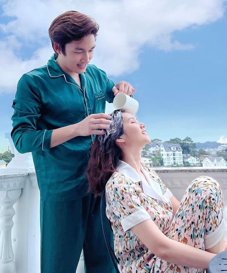 Tháng 3 vừa rồi, Đình Tú vẫn đăng ảnh bên bạn gái nhưng là ảnh quảng cáo. Tháng 3 vừa rồi, Đình Tú vẫn đăng ảnh bên bạn gái nhưng là ảnh quảng cáo.